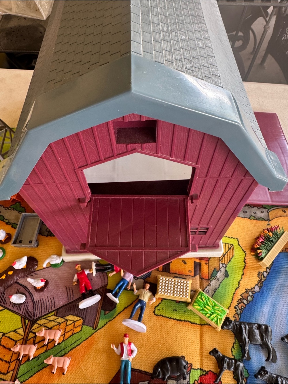 1996 Playset with Red Barn and Farm Animals - Kids Toys - Picture 6 of 8